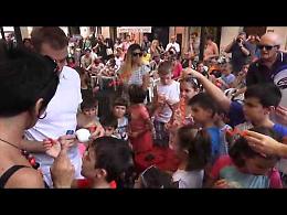 Lo show-favola 'La gallina Luisa' in corso Garibaldi