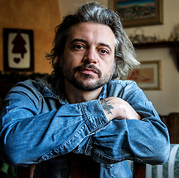 Caffè Letterario: Roberto Camurri presenta “Qualcosa nella nebbia”
