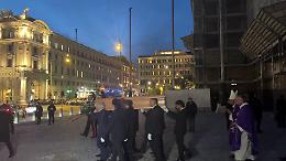 A Roma i funerali di Antonio Zichichi, le immagini dell'uscita del feretro