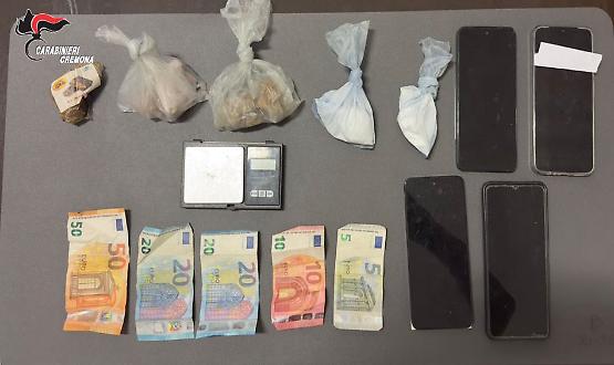 Spaccio nei campi di mais, due arresti e una denuncia: maxi operazione antidroga dei carabinieri