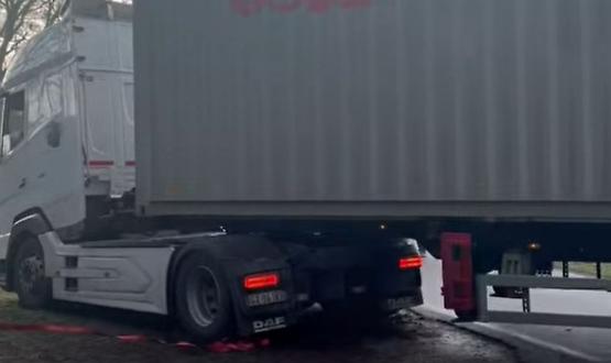 Tir incastrato in via Oppiazzi, i residenti esasperati