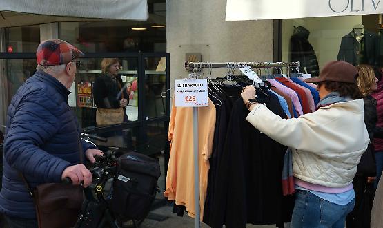 Lo Sbaracco parte alla grande: folla e shopping in centro