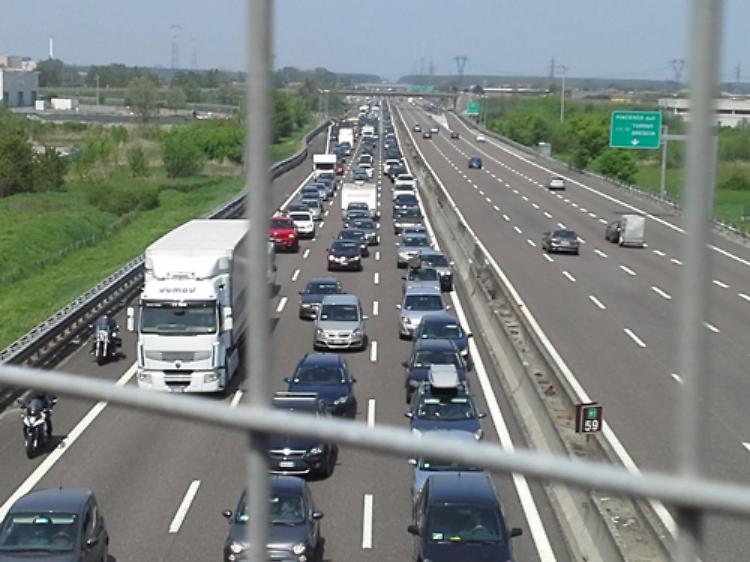 Camion perde il carico lungo la A21, caos e code anche sulla statale