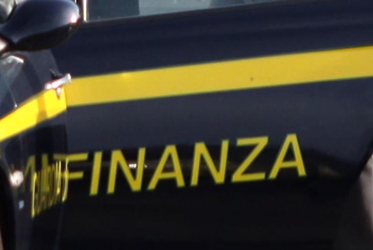Coppia in dogana con un milione e mezzo non dichiarati, sanzioni