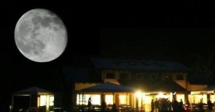 Montagne, prati illuminati dai raggi della Luna piena