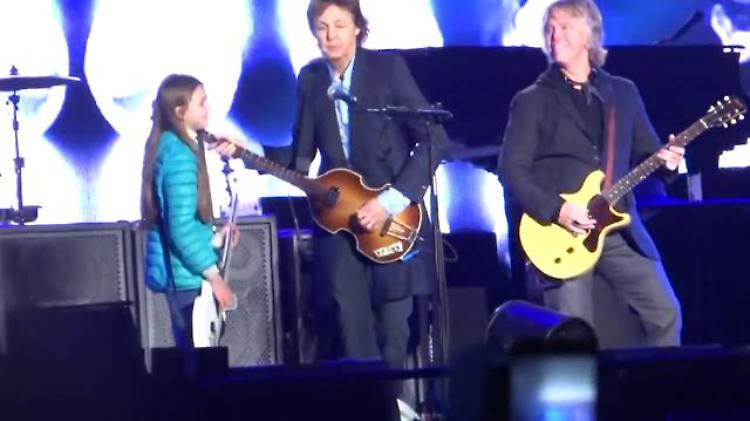 Buenos Aires, Leila bassista di 10 anni sul palco con Paul McCartney