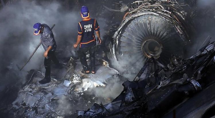 Pakistan: aereo caduto, 97 morti e due sopravvissuti 