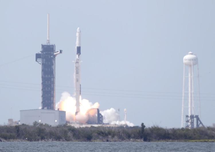 Lanciata la Crew Dragon, gli Usa riportano uomini in orbita