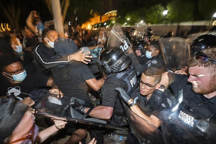 NYT, video: agenti uccidono afroamericano
