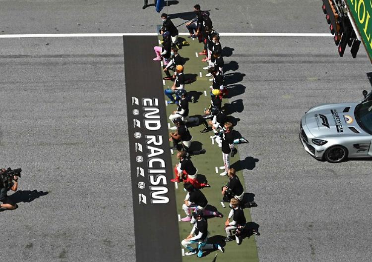 F1 torna con il Gp d'Austria, piloti si inginocchiano contro razzismo