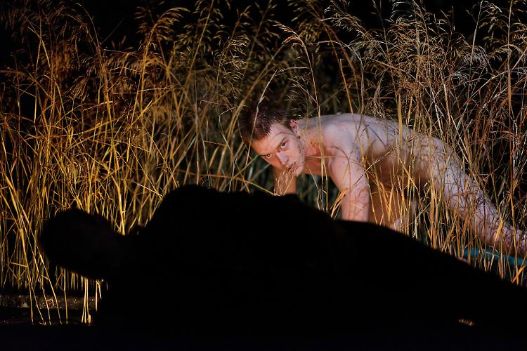 Nel buio della notte  la corsa dell'homo erectus di Dimitris Papaioannou"Ink" ovvero danza il divenire della creazione