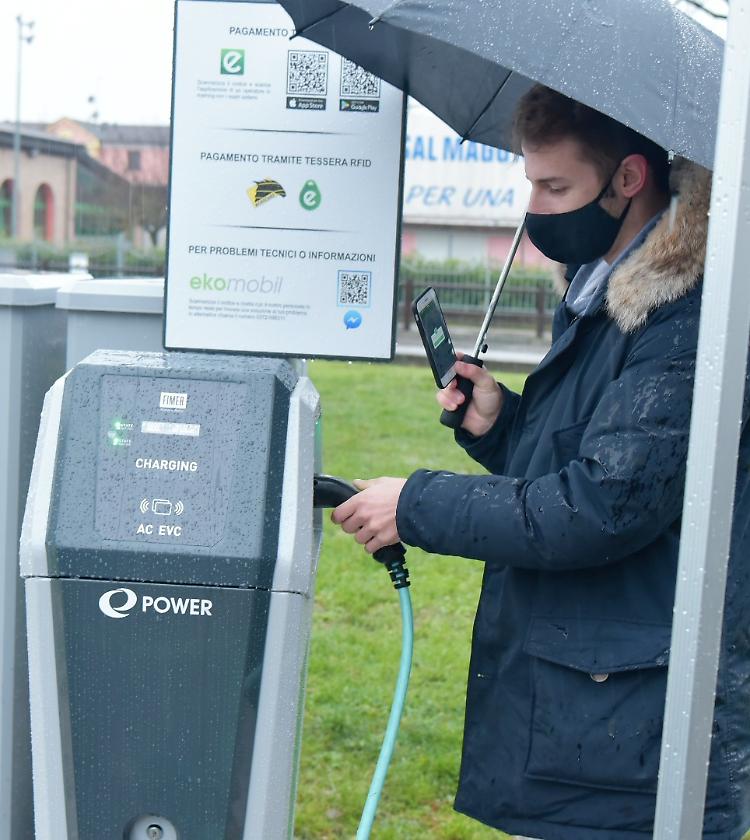 Prima colonnina di ricarica: «È iniziato il nostro futuro»
