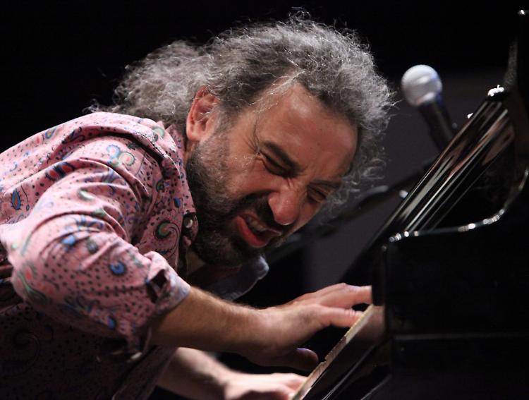 Il Ponchielli riparte col botto: arriva Bollani