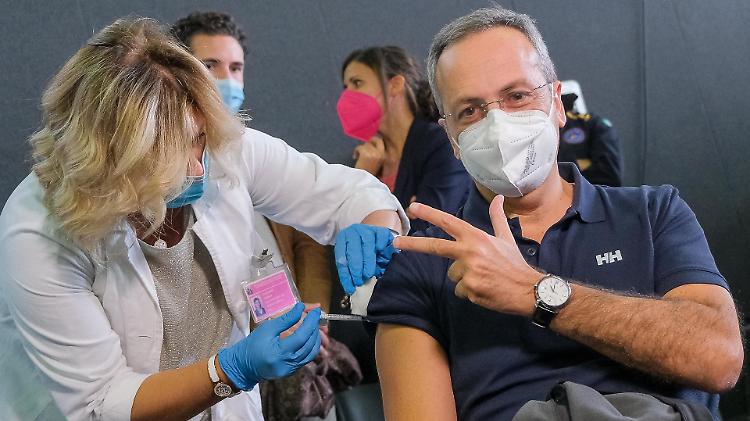 Terza dose, da domani prenotazioni per over 60 e fragili