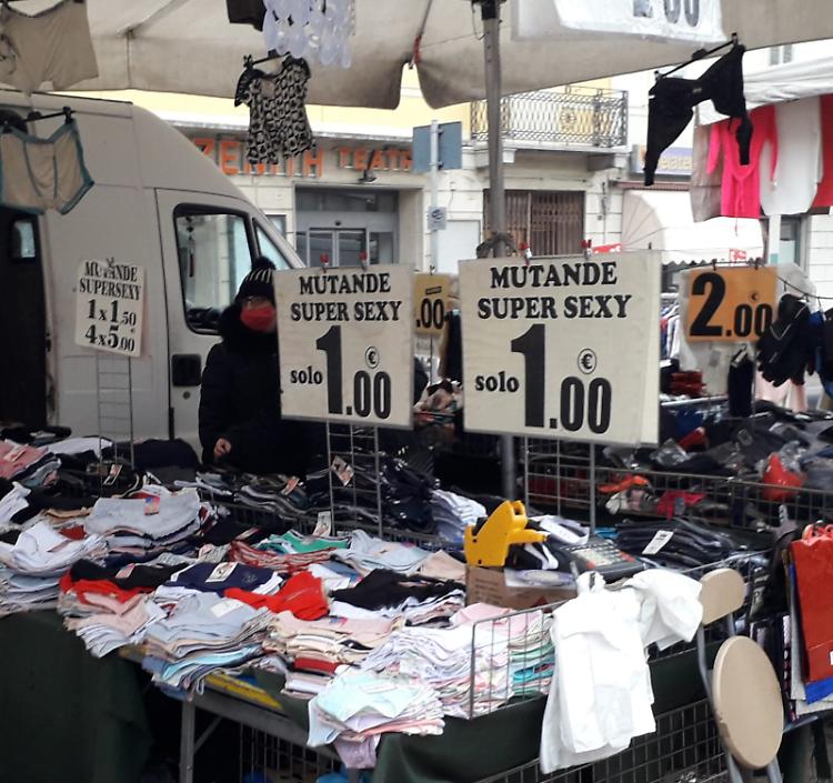 E al mercato compaiono le mutante super sexy a 1 euro