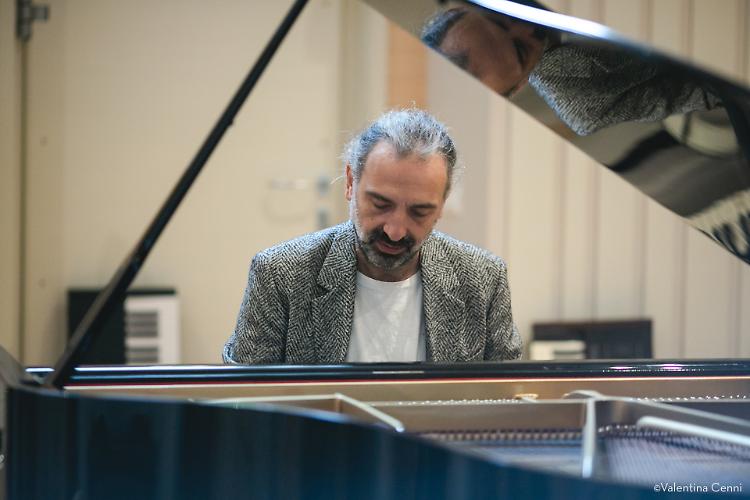 Stefano Bollani, il concerto al Ponchielli oggi su Rai5