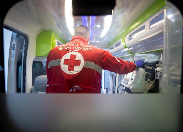 Ambulanze, allarme personale: "In Lombardia contagiato 1 su 5"