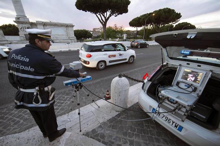Autovelox: se il rilevatore non è 'ben visibile', la multa è nulla