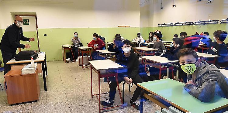Scuole, stop all'obbligo di mascherine ma meno alunni nelle aule 