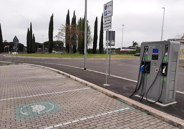 Flop auto elettriche in Italia, -23,39% in un anno