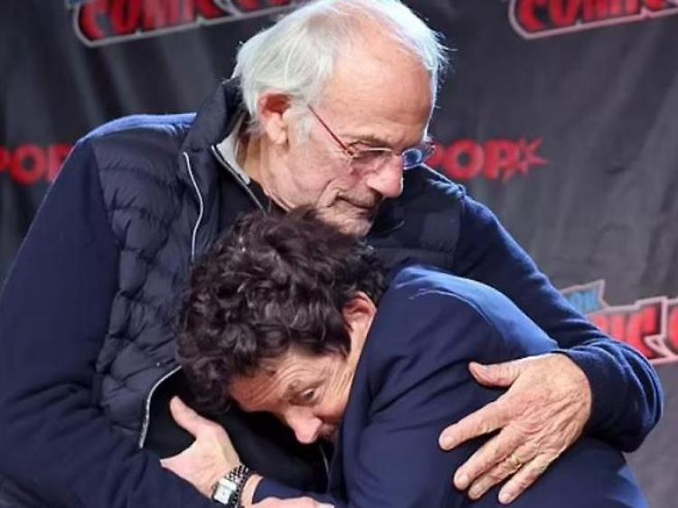 L'abbraccio commovente tra Marty McFly e Doc di Ritorno al futuro: la scena è virale