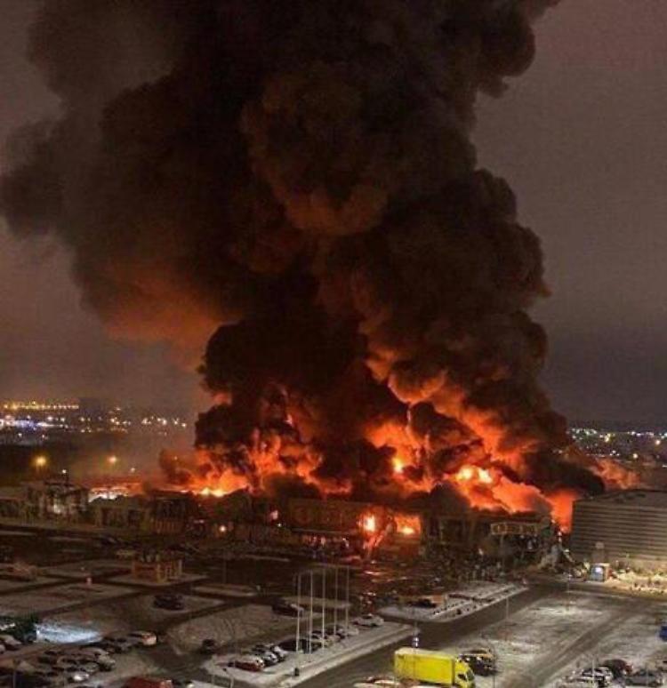 Russia: incendio in un centro commerciale vicino a Mosca, un morto