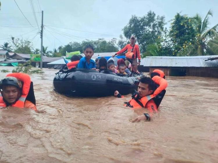Filippine: 8 morti, 19 dispersi, 46mila evacuati per inondazioni