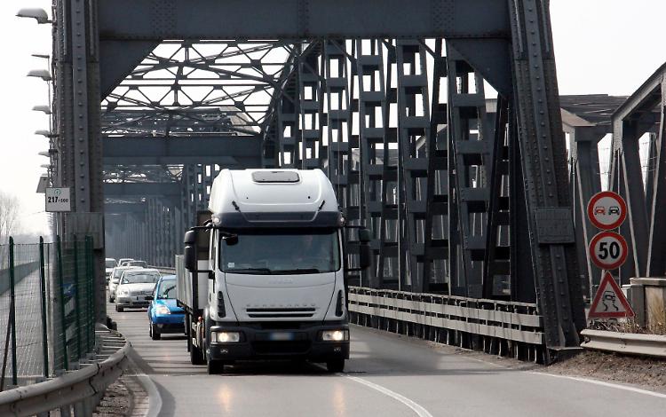 Camion sul Ponte: oltre 7 mila infrazioni nel 2022