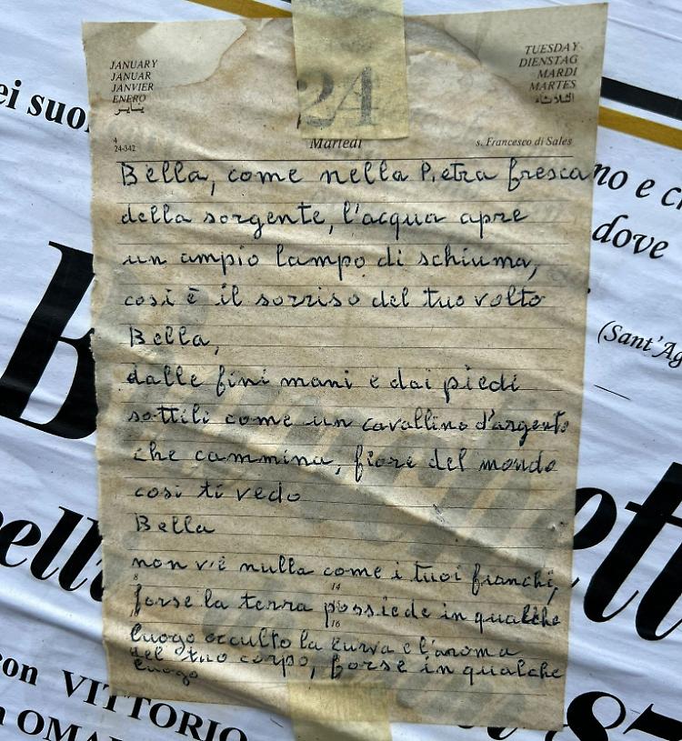 'Bella' di Pablo Neruda affissa su un tabellone pubblico 