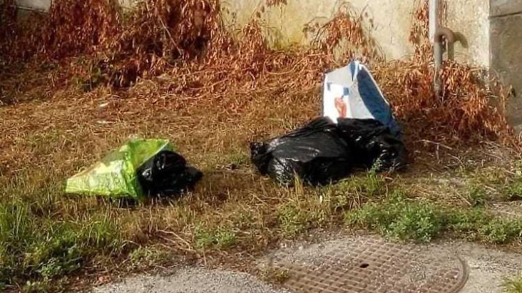 Rifiuti abbandonati, anche via del Popolo diventa discarica