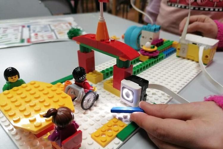 Lego abbandona le bottiglie riciclate per costruire mattoncini