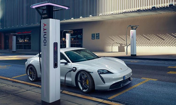 Auto elettrica e mobilità del futuro a Palazzo Trecchi