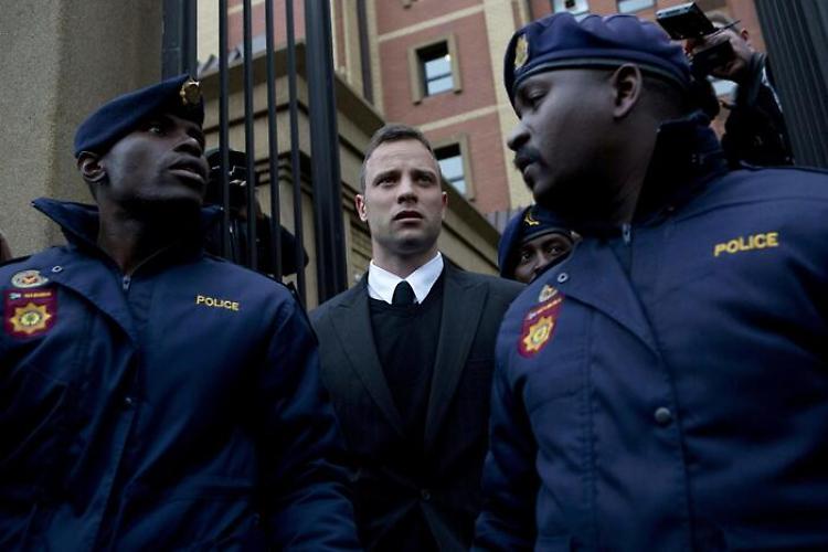 Oscar Pistorius fuori dal carcere. Rilasciato 11 anni dopo l'omicidio della fidanzata 