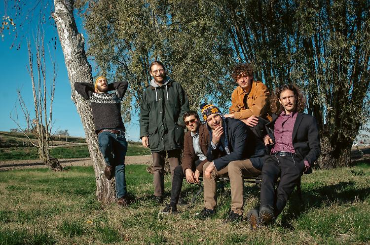 Koomari, sei corpi mossi dal funk