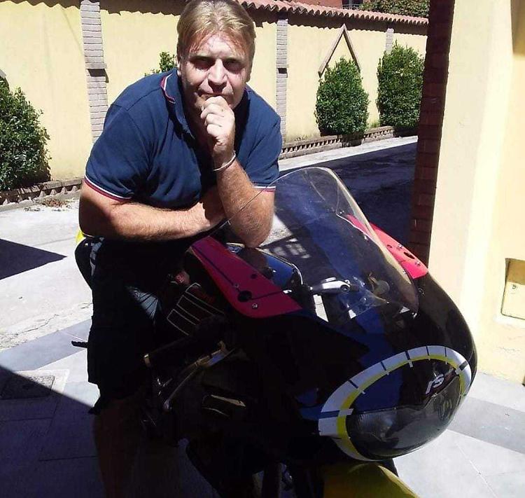 Schianto in moto contro un palo, muore Davide Valesi