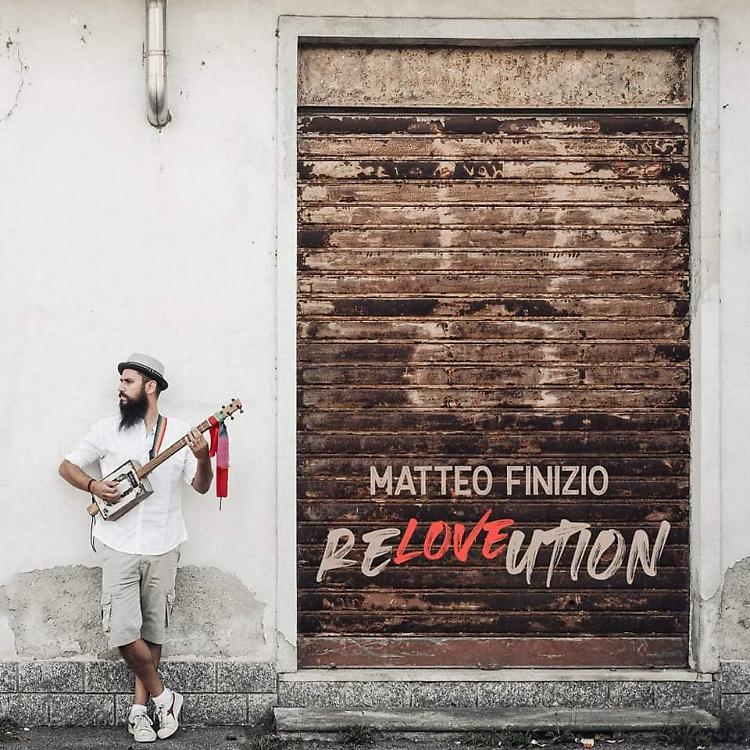 ReLoveution di Matteo Finizio e la sua 'cigarboxguitar'