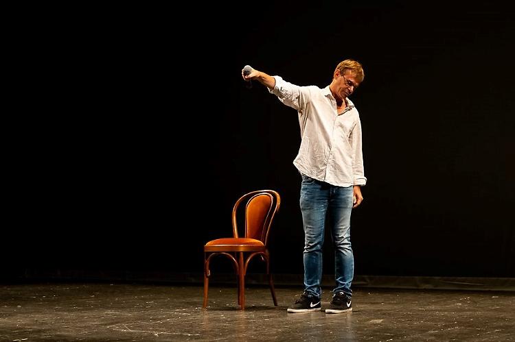 Spettacolo "Sulla porta del mondo - storie di emigranti italiani" con Luigi Dal Cin 