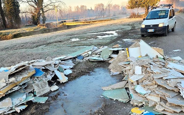Detriti edili, discarica abusiva alle porte del borgo