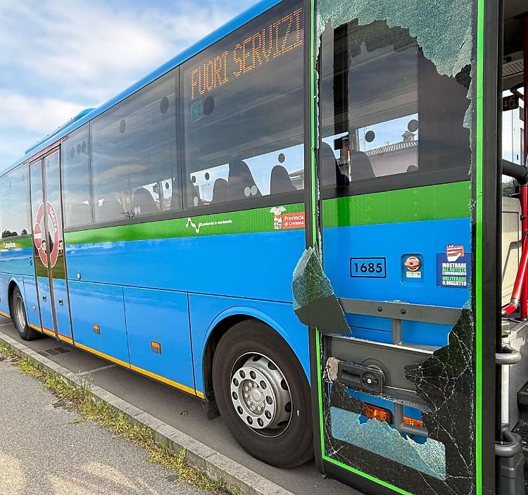 Sul bus senza biglietto, sfonda il vetro e fugge