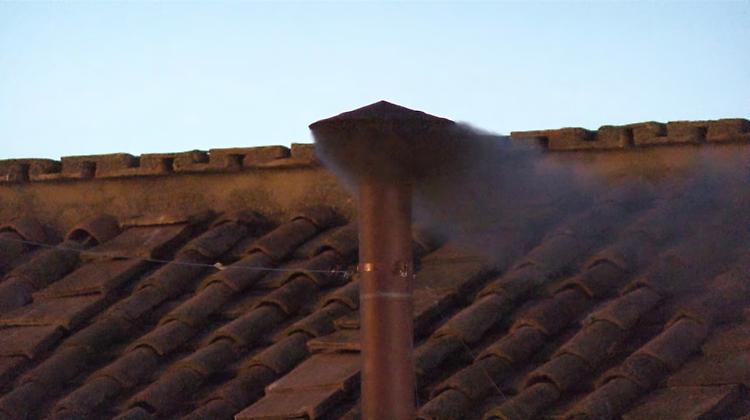 Conclave, la prima fumata è nera