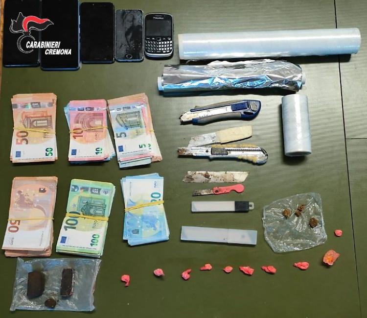 In stazione con dosi di droga, spacciatore arrestato
