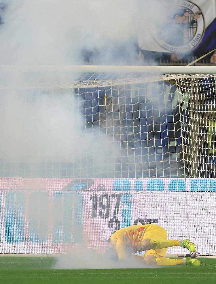 Petardo allo Zini colpisce Audero: paura in campo e partita sospesa